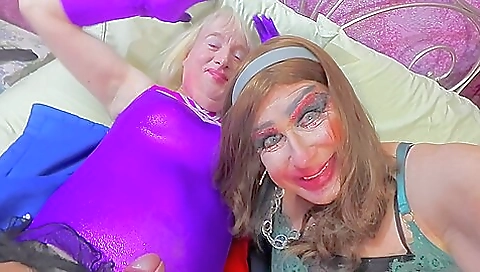 Blonde brunette gets a facial after a deepthroat sex