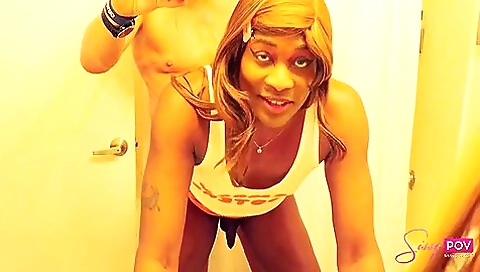 Red-haired lady hands the hairy pussy of a red-haired dude