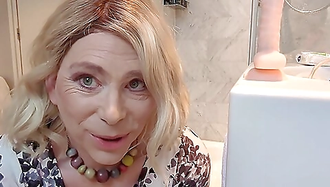 Amateur blonde milf gets her ass fucked in a hotel